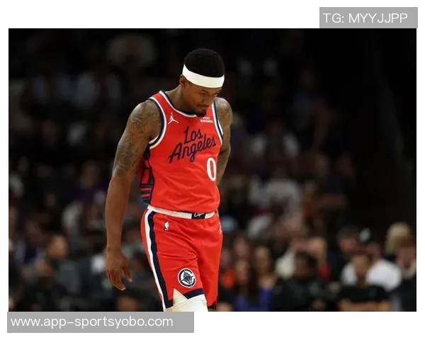 克莱手感回暖却遭冷落赛后愤怒扔水瓶表达不满情绪